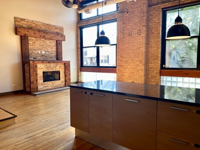 Building Photo - 2161 N California Ave