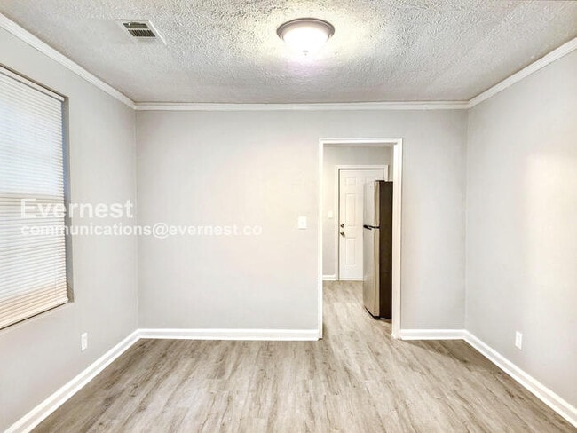 Building Photo - 2672 Northview Ave