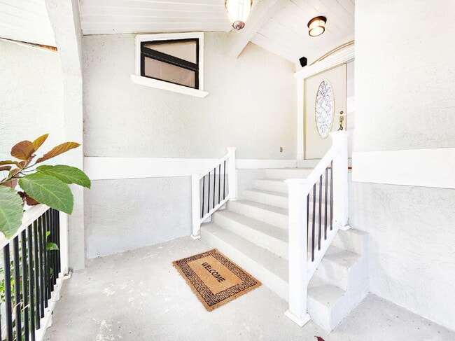 Foto del edificio - "3-Bed, 3-Bath Gem in New Port Richey with 2,233 Sq Ft of Living Space!"