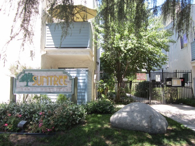 Primary Photo - Gated 2+1.5 w/pool+spa, basketball crt, cl...