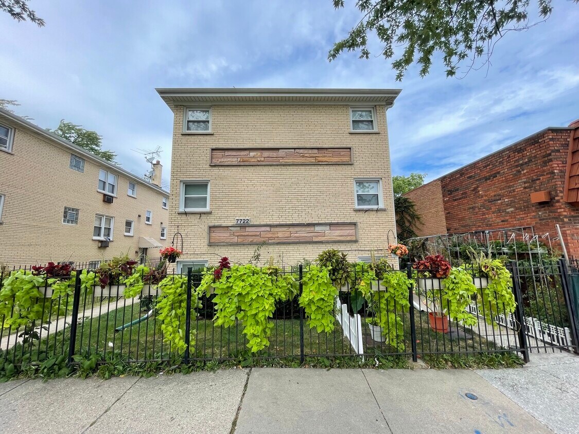 Foto principal - 7722 W Belmont Ave