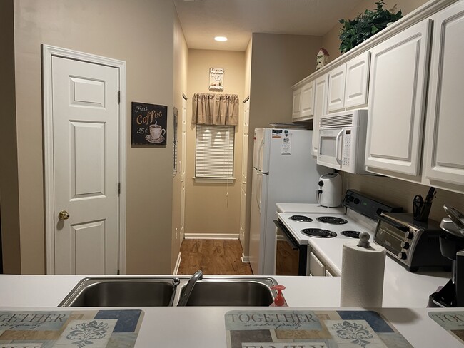 Building Photo - 606 River Oaks Dr