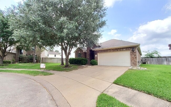 Building Photo - 25047 Lenora Dr