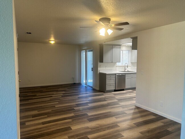 Building Photo - MOVE IN SPECIAL Updated 3 Bedroom 2 Bathro...