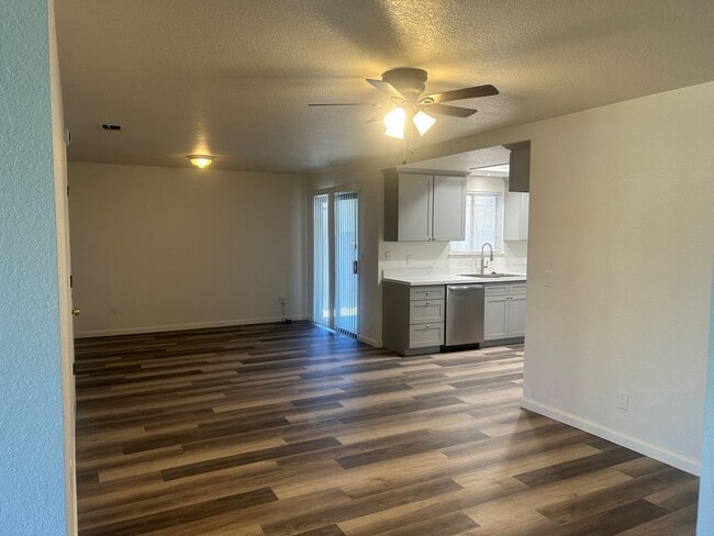 Building Photo - Updated 3 Bedroom 2 Bathroom Home in Woodland