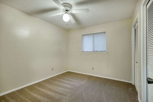 Building Photo - 9909 Oak Hollow