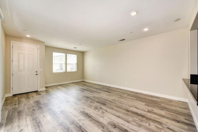 Foto del edificio - 3 Bed 2.5 Bath 2 Car Garage in Natomas