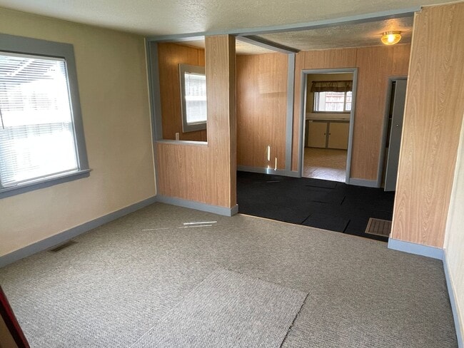 Building Photo - Parkrose Bungalow in Great Condition, Larg...