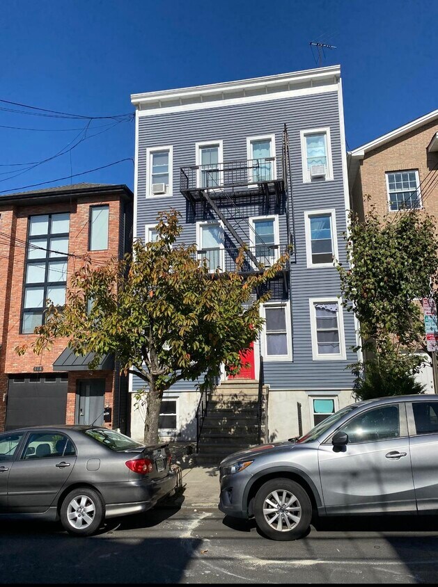 Primary Photo - 116 Irving St