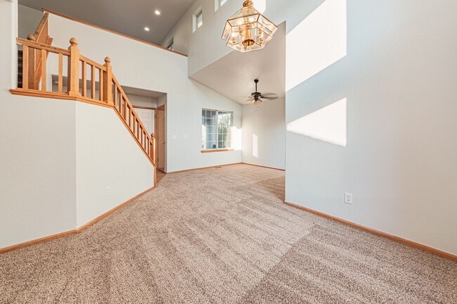 Building Photo - Stunning 2-storey corner lot home in Aurora!