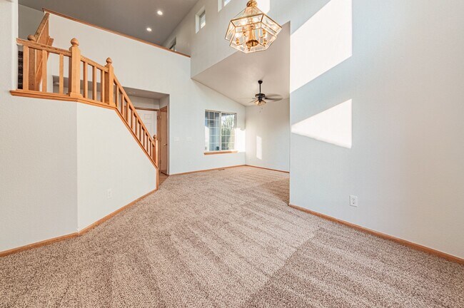 Foto del edificio - Stunning 2-storey corner lot home in Aurora!