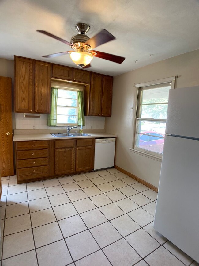 Building Photo - June 6th Move In- 2/1 House in Central Lin...