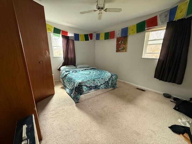 Foto del edificio - Spacious 4-Bedroom Home with Attached Garage