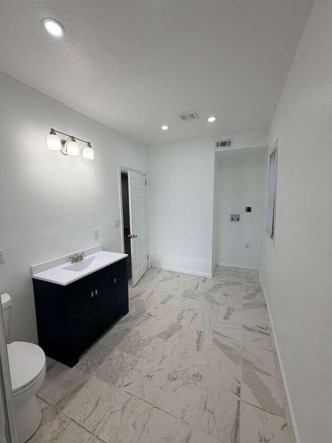 Foto del edificio - 651 W Bruce St