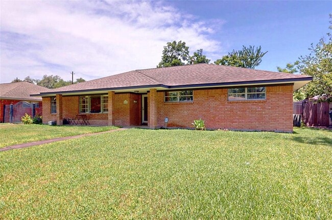 Building Photo - 4826 Waynesboro Dr
