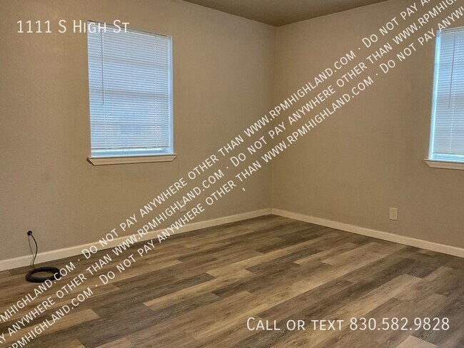 Building Photo - Two Bedroom One Bath Duplex Apartment in B...