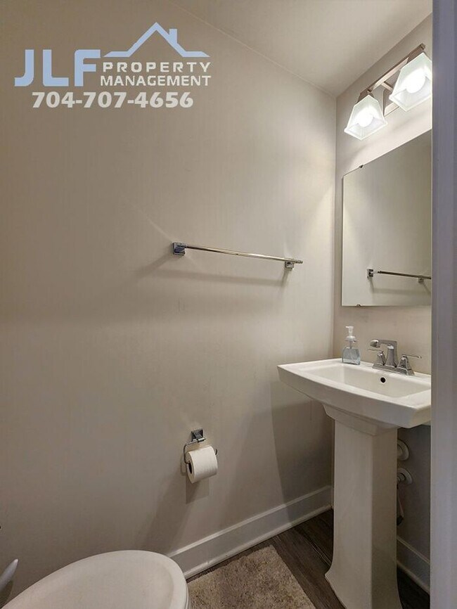 Foto del edificio - Beautiful 3 Bed/2.5 Bath Townhome in Excel...