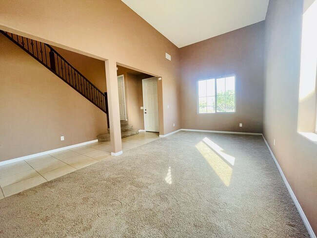 Foto del edificio - Ideal 3 Bd, 2.5 Bth, New Paint, Huge Chef'...
