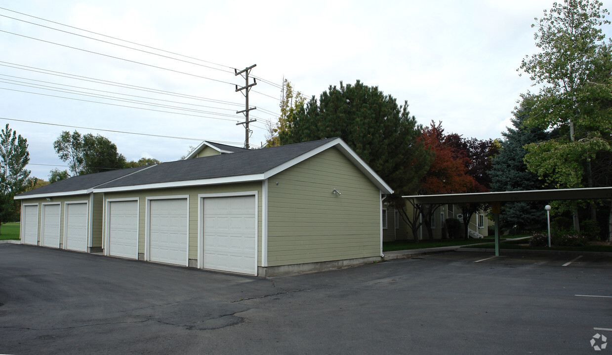 Primary Photo - Country Club Apartments