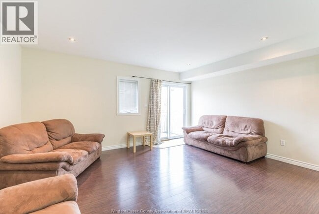 Photo du bâtiment - 700 Bridge Ave