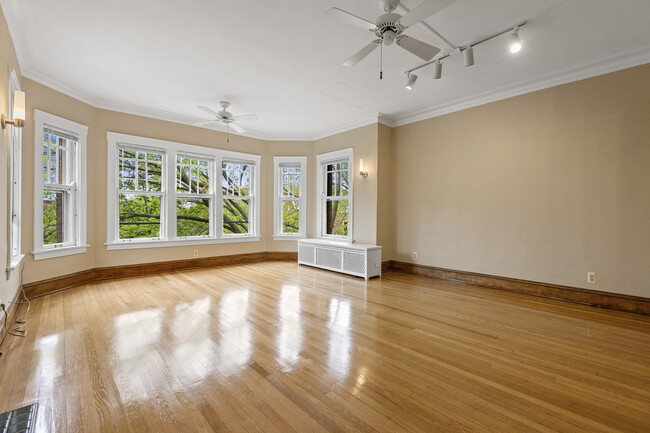 Building Photo - 6645 N Greenview Ave