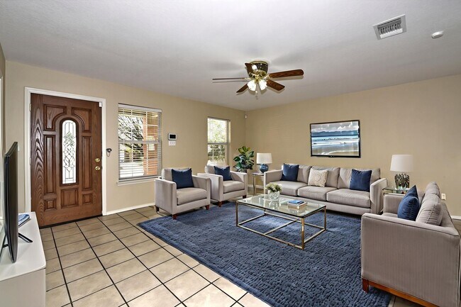 Foto del edificio - GREAT LOCATION: 1604 & SHAENFIELD | 3 BEDS | 2 BATHS | MOVE IN READY