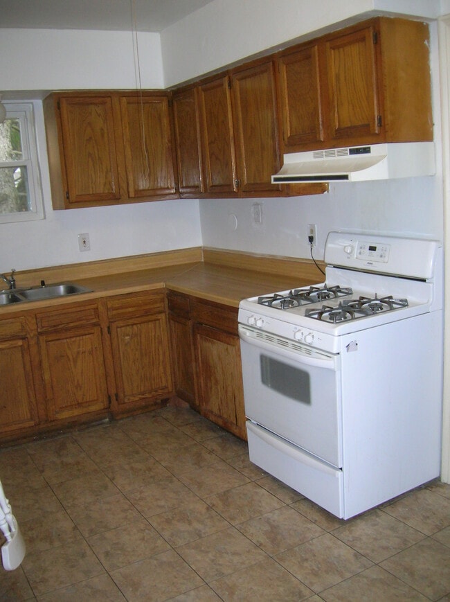 Building Photo - 128 Hawley St