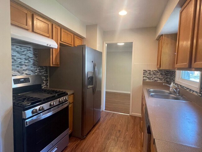Foto del edificio - Spacious 4 Bed / 2 Bath Home with Large Ba...