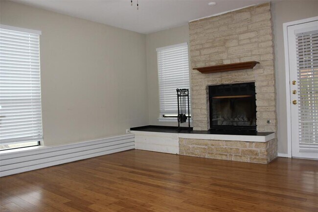 Foto del edificio - 6500 Columbia Oaks Ct