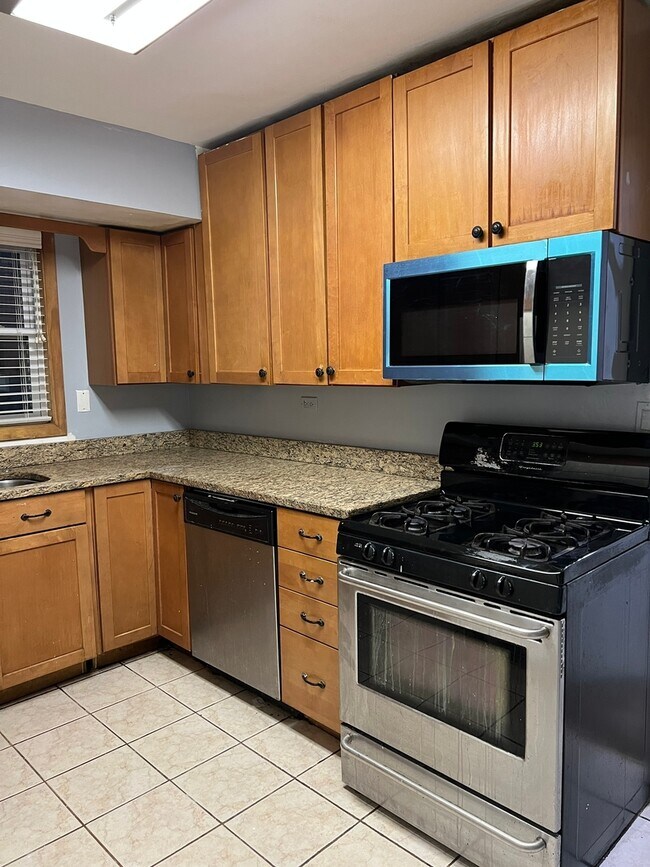 Building Photo - 6043 N Mozart St