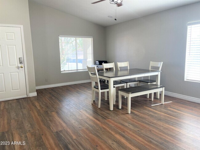Foto del edificio - 9829 E Knowles Ave