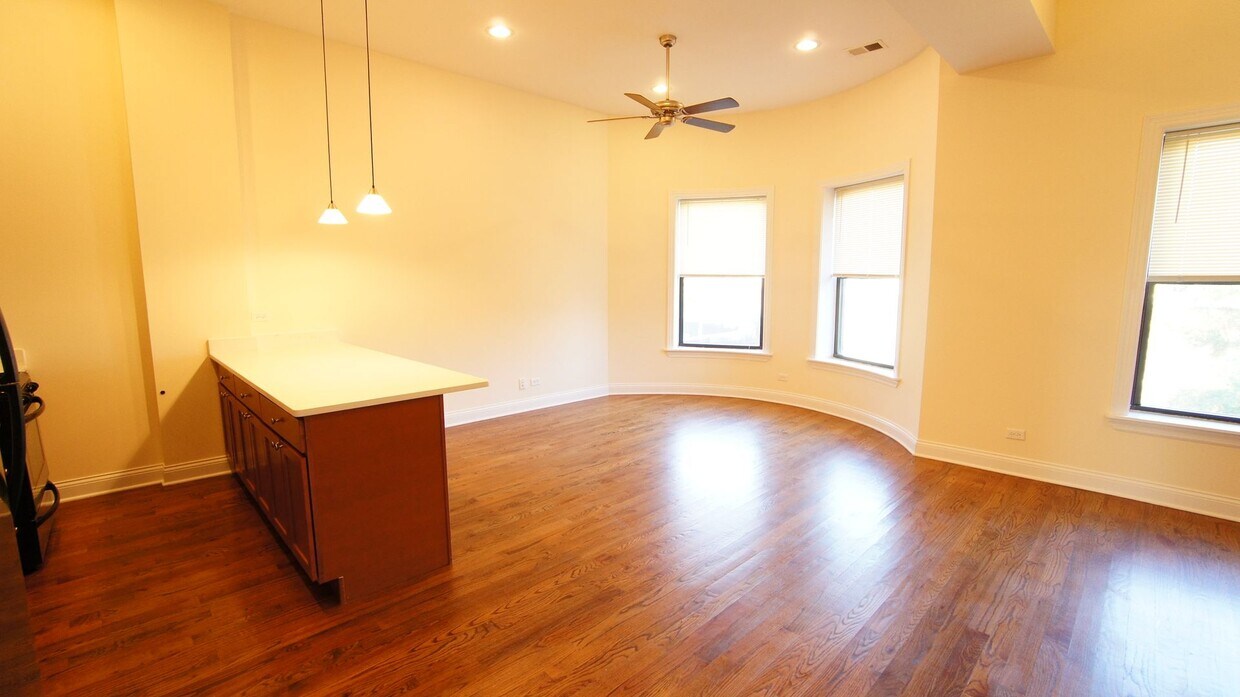 Foto principal - 2840 N Albany Ave