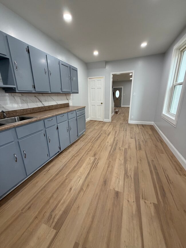 Foto del edificio - 644 E Madison St