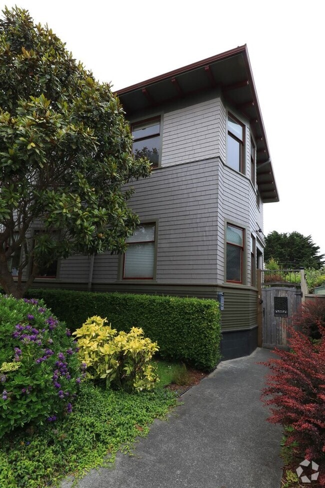 Building Photo - 14 Cedar St