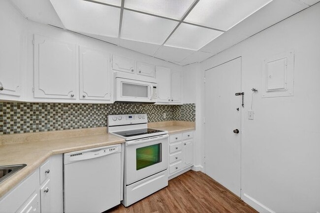 Building Photo - 1000 Lowry St