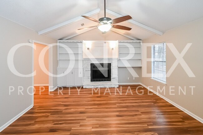 Building Photo - Charming 3 Bedroom