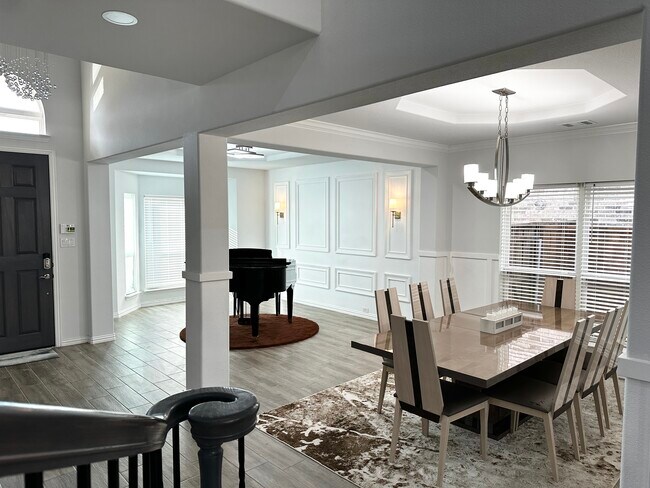 Building Photo - 5813 Oakmere Ln