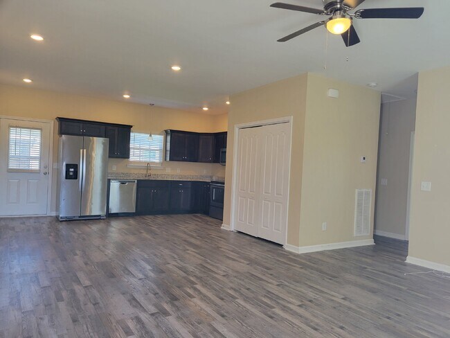 Foto del edificio - Spacious 2 bedroom, 2 full bath unit with ...