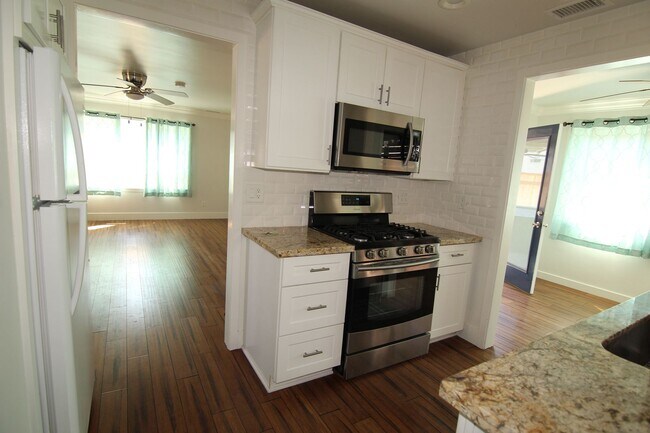 Foto del edificio - Custom one bedroom with large living room and much more!