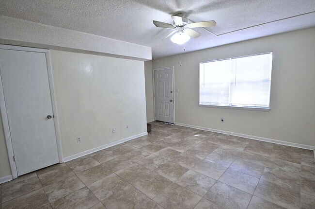 Foto del edificio - MOVE-IN SPECIAL: $300 OFF FIRST MONTH'S RENT!!