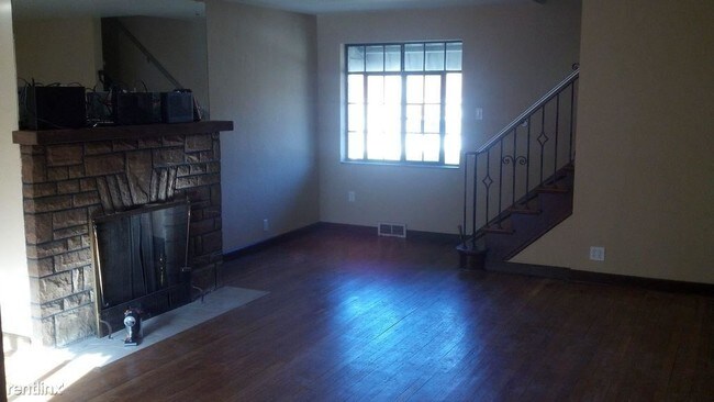 Building Photo - 3 br, 2.5 bath House - 221 E Elmhurst Rd