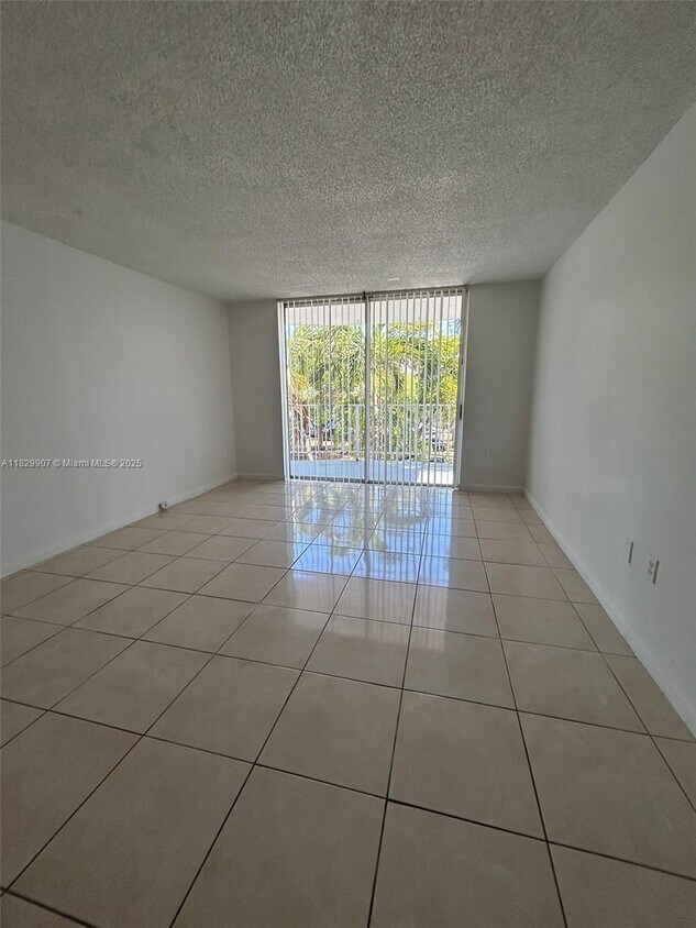 Foto principal - 496 NW 165th St
