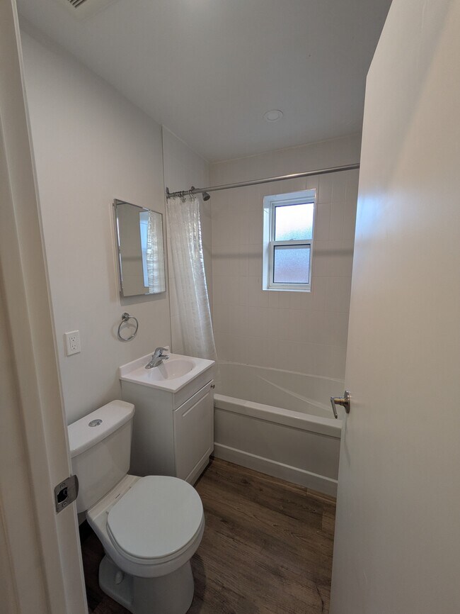 Photo du bâtiment - 3 Bedroom - Woodward Ave