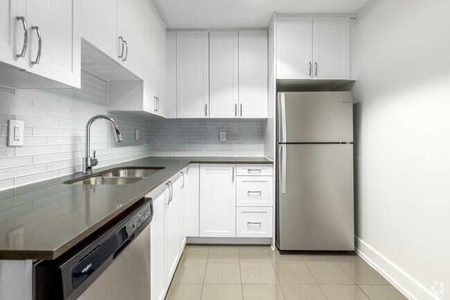 1BR, 1BA - 674SF - Kitchen - 1110 Caven St