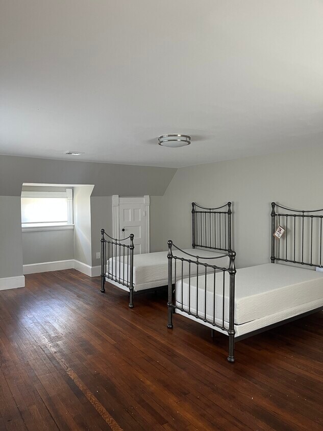 Two twin bed rooms - 126 Fairview Ave