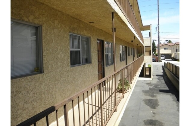 Building Photo - 2312 Vanderbilt Ln