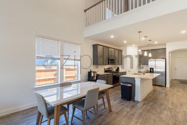 Building Photo - 113 Redonda Dr