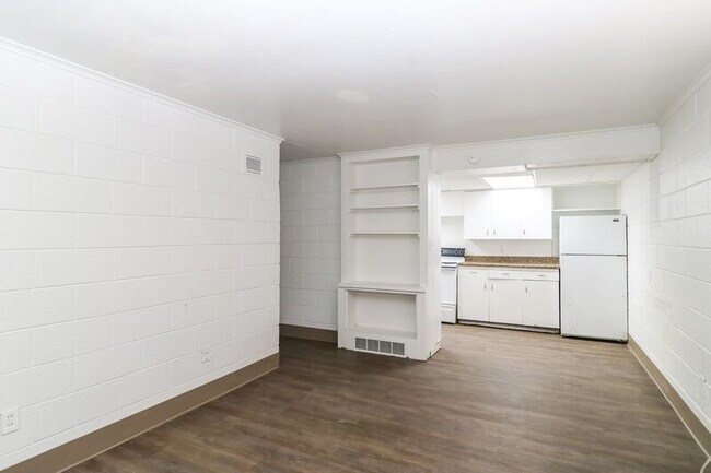 Building Photo - Two bedroom apartment 650