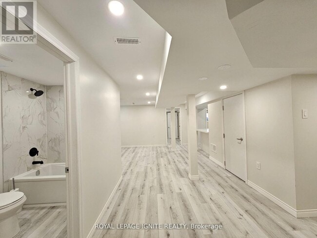 Building Photo - 669 Sweetwater Cres