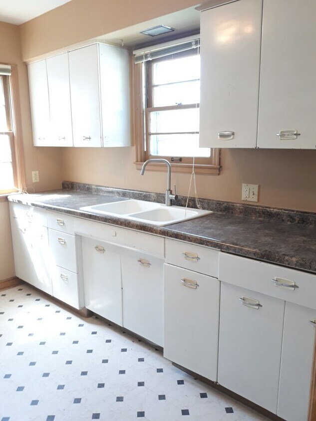Foto principal - 2 Bed/1 Bath Apt- Upper-level unit with Re...